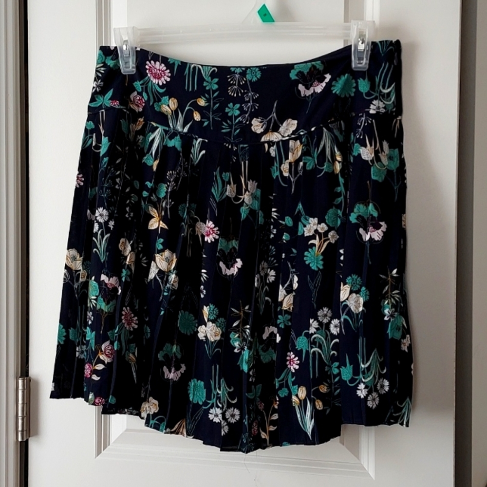 Loft size 10 beautiful pleated lined shirt blue w/flower print